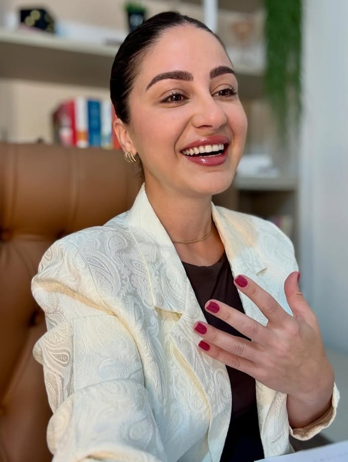 Fernanda Cunha em ambiente de escritório
